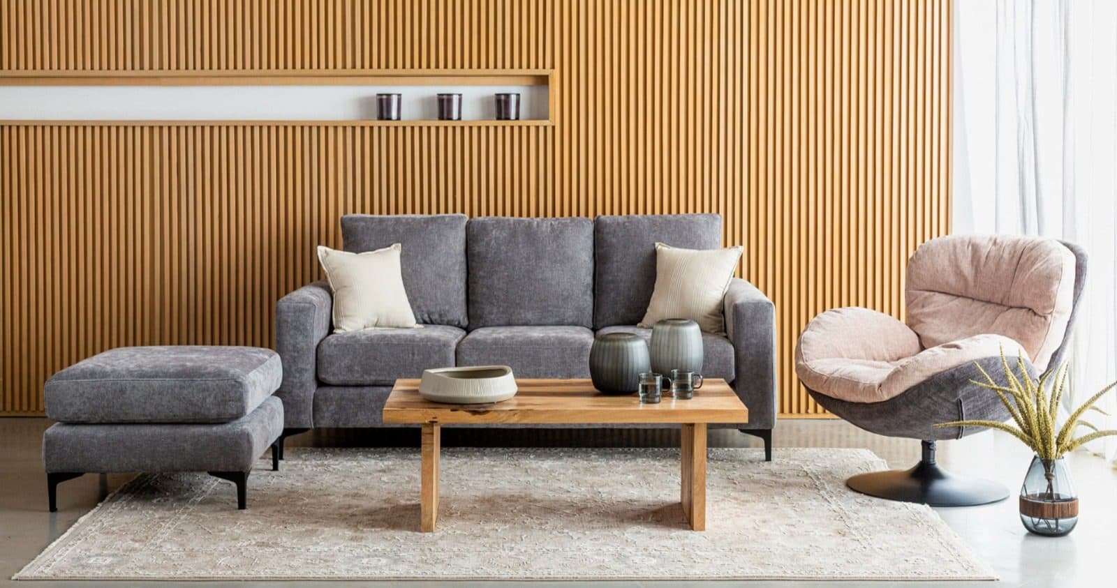 Living con sillón gris a medida de Casa de Sillones sobre pared de madera